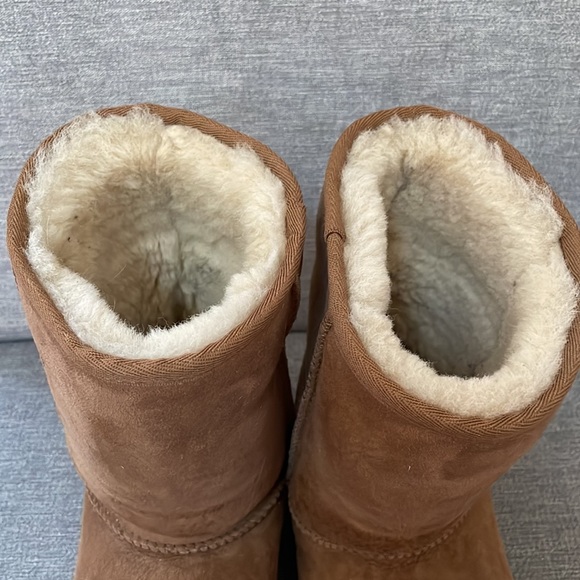 Ugg Classic Short Boots - Picture 4 of 4